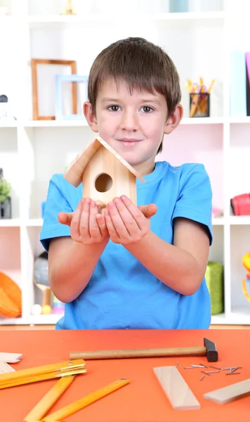 Carino bambino fa birdhouse per gli uccelli — Foto Stock