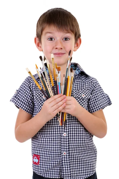 Sevimli küçük çocuk üzerinde beyaz izole Boya fırçaları ile — Stok fotoğraf