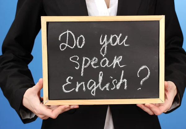 Νεαρή γυναίκα που κρατάει πινακίδα μιλάτε αγγλικά? — Φωτογραφία Αρχείου