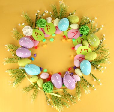 Paskalya Sarı zemin üzerinde dairesel kompozisyon