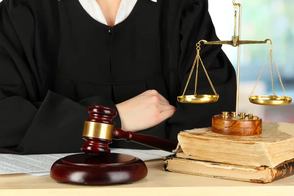 Juiz sentado à mesa durante as audiências judiciais sobre o fundo da sala — Fotografia de Stock