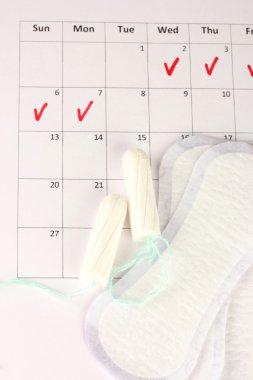 adet takvim ile hijyenik pedler ve tampon, yakın çekim