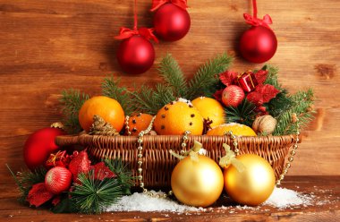 sepet portakal ve çam ağacı, ahşap zemin ve Noel kompozisyon