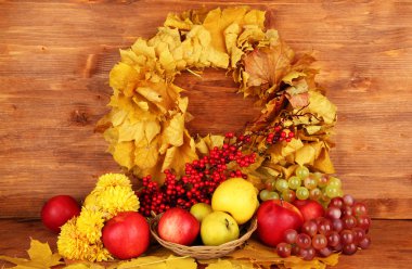 Sarı yapraklar, elma ve ahşap zemin üzerinde mantar sonbahar kompozisyonu