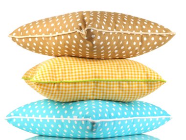 Mavi, kahverengi ve sarı parlak yastıklar üzerinde beyaz izole