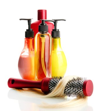 tarak fırça ile üzerine beyaz izole, saç ve Kozmetik Şişeler