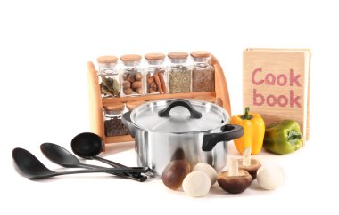 mutfak araçları, baharatlar ve sebzeler üzerinde beyaz izole kompozisyon