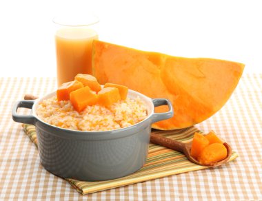 Tat pirinç lapası kabak masa örtüsü zemin üzerine tencerede ile