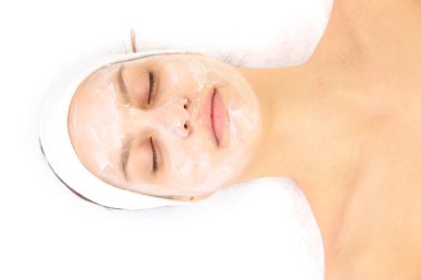 genç kadın krem yüz maskesi