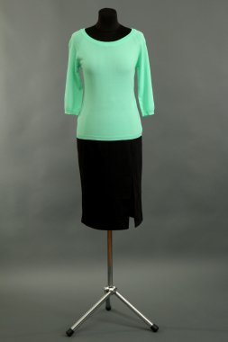 turkuvaz bluzu ve manken üzerinde gri arka plan üzerinde siyah etek