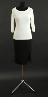 beyaz gömlek ve siyah arka plan üzerine manken üzerinde siyah etek