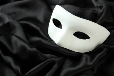 siyah ipek kumaş üzerine beyaz maske