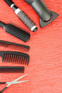 Tara fırçalar, saç kurutma makinesi ve renkli arka plan üzerinde kesme makası