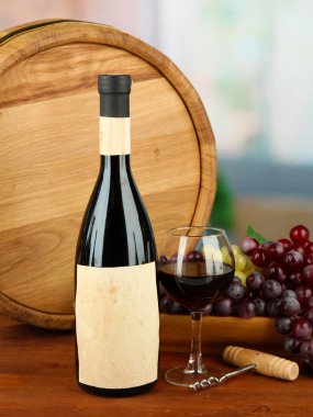 vrouw met een huilende baby in haar schoot