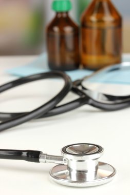 Masanın üzerinde yatan stetoskop yakın çekim