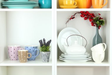 Sofra ve dekor ile güzel beyaz raflar