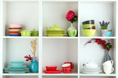 Sofra ve dekor ile güzel beyaz raflar