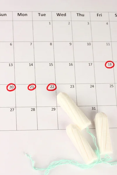 Menstruation kalender med bomull tamponger, närbild — Stockfoto