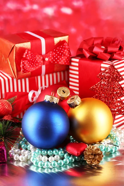 Kerstmis decoratie en geschenk dozen op gouden achtergrond — Stockfoto