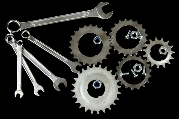 Machine gear, metalen tandwielen, moeren en bouten geïsoleerd op zwart — Stockfoto