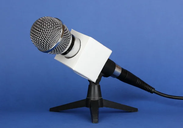 Microfoon op stand op blauwe achtergrond — Stockfoto