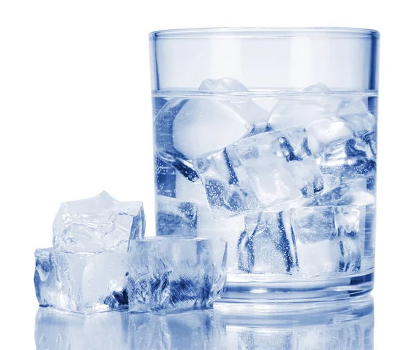 Cubos de gelo em vidro isolados sobre branco — Fotografia de Stock