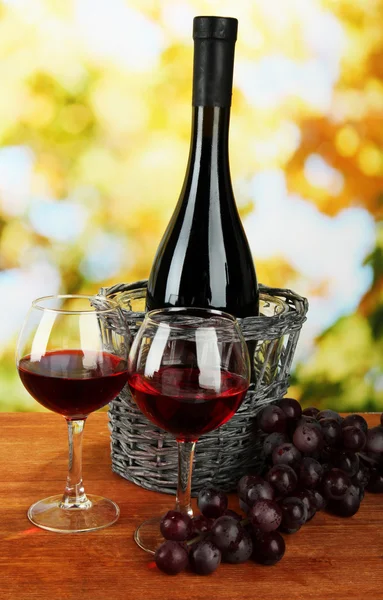 Composition of wine and grapes on bright background — Stock Photo, Image