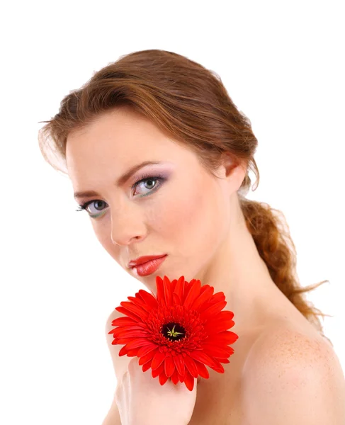 Красива молода жінка з яскравим макіяжем, тримає квітку, ізольована на білому — стокове фото