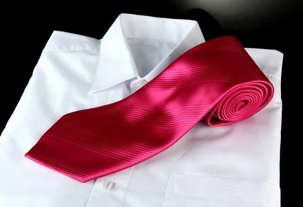 Růžová kravata na šedém pozadí — Stock fotografie