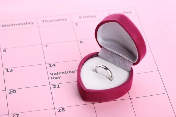 Notas sobre o calendário (dia dos namorados) e anel de casamento, close-up — Fotografia de Stock