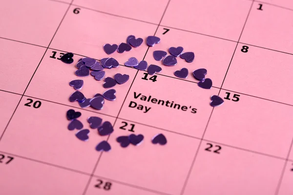 Notas sobre o calendário (dia dos namorados) e rosa, close-up — Fotografia de Stock