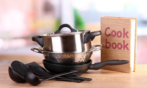 Sammansättningen av köksredskap och kokbok på bordet i köket — Stockfoto