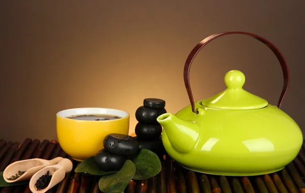 Ceremonia del té chino sobre mesa de bambú sobre fondo marrón — Foto de Stock