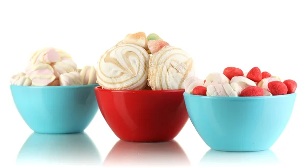 Mild marshmallow i skålar isolerad på vit — Stockfoto