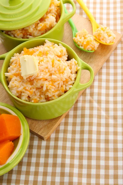 Prove mingau de arroz com abóbora em panelas no fundo da toalha de mesa — Fotografia de Stock