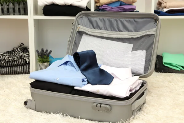 Buka koper abu-abu dengan pakaian di kamar — Stok Foto