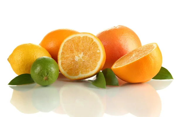 Frutos con hojas aisladas sobre blanco — Foto de Stock