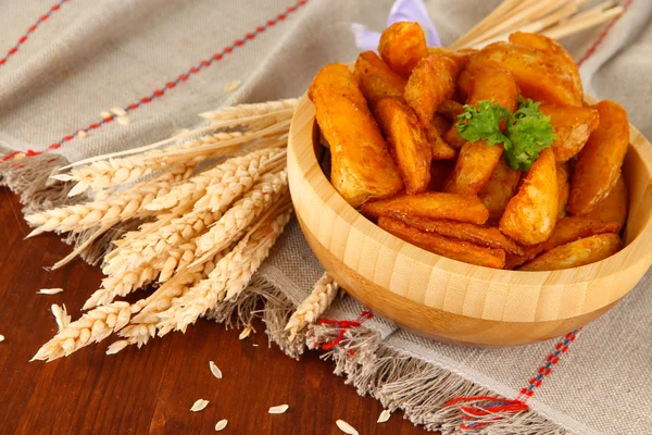 Batatas da aldeia apetitosas em tigela na mesa de madeira close-up — Fotografia de Stock