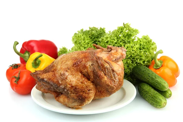 Plaka üzerinde beyaz izole sebzeler, lezzetli bütün kavrulmuş tavuk — Stok fotoğraf
