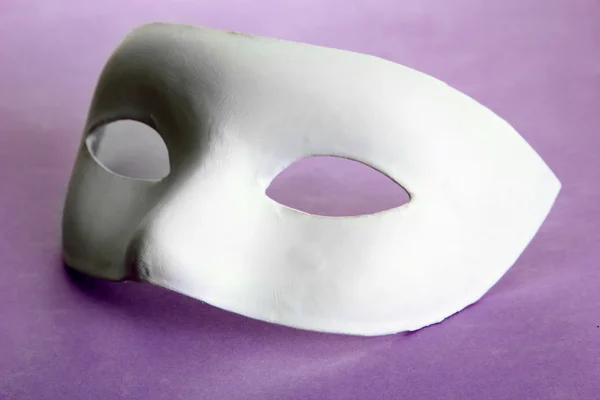 Hvit maske, på lilla bakgrunn – stockfoto