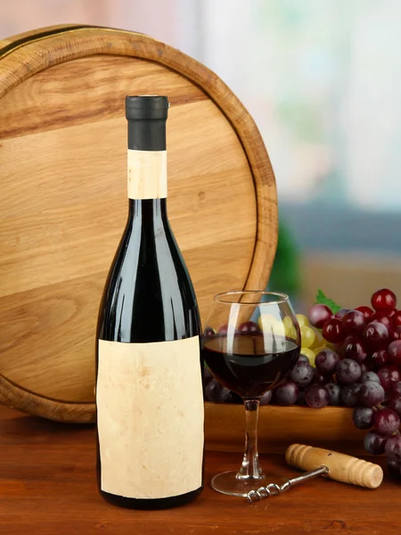 Složení vína, dřevěný Sud a hroznů, na světlé pozadí — Stock fotografie