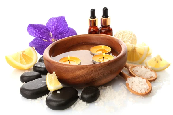 Schöne Wellness-Umgebung mit Blumen und Orange, isoliert auf weiß — Stockfoto