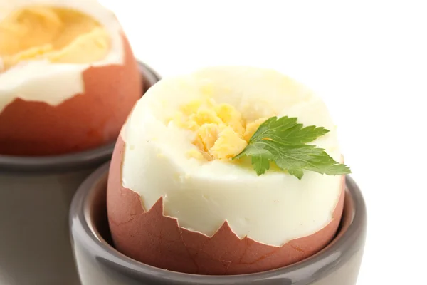 Gekochte Eier im Eierbecher, isoliert auf weiß — Stockfoto
