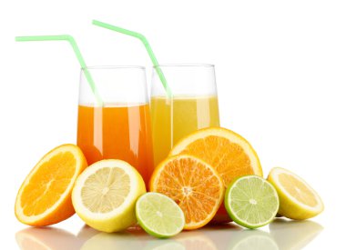 Olgun narenciye suları üzerinde beyaz izole bir sürü