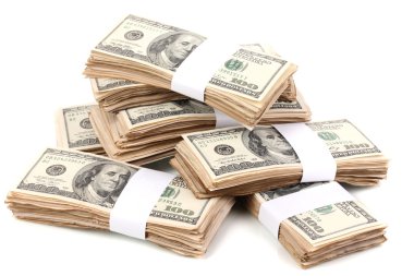 yüz dolarlık banknotlar yakın çekim üzerinde beyaz izole yığınları