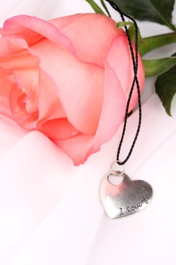 kalp kolye ile ihale pembe Gül