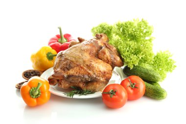 plaka üzerinde beyaz izole sebzeler, lezzetli bütün kavrulmuş tavuk