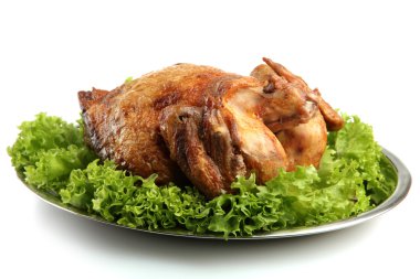 plaka üzerinde beyaz izole marul yaprakları ile lezzetli bütün kavrulmuş tavuk