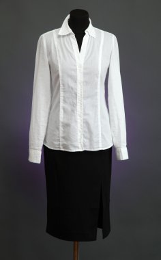 beyaz gömlek ve ceket manken üzerinde renk arka plan üzerinde siyah etek