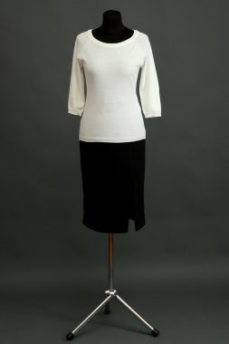 Beyaz bluz ve manken üzerinde gri arka plan üzerinde siyah etek